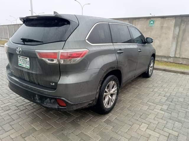 A picture of 8month used 2014 Highlander pure first body Tokunbo standard Untempered
