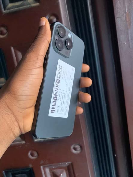 A picture of Iphone 15 pro max faceid and truetone is active WiFi
