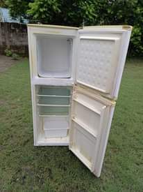 A picture of Boss fridge double door inagandisha na kupoza vzr Haina tatizo