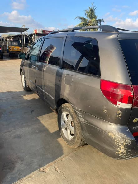 A picture of Toyota sienna 2005