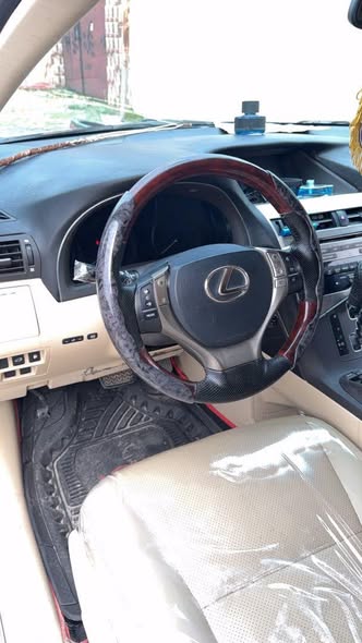 A picture of Lexus 350