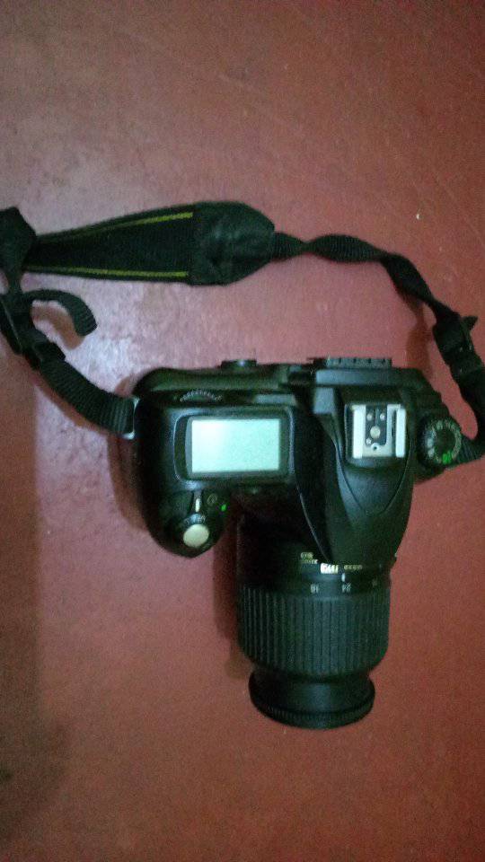 A picture of Nikon d50 kad inasubua njoo nikuuzie 300 na lens yake