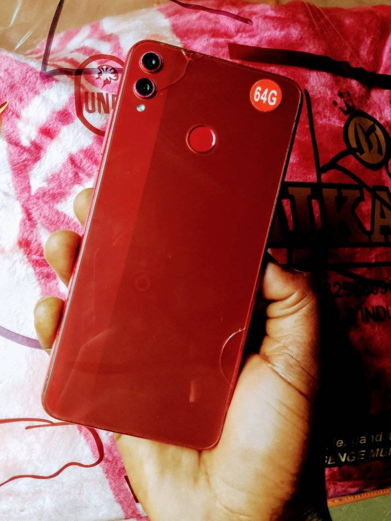 A picture of Huawei honor 8x