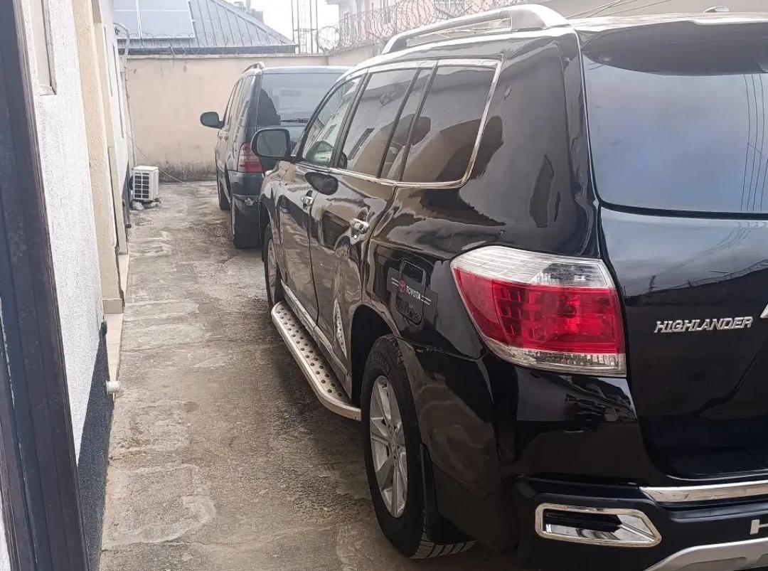 A picture of Toyota Highlander 2012 direct