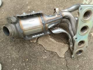 A picture of RAV 4 Vanguard complete manifold with catalytic converter and silencer
