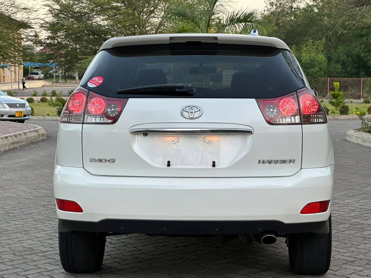 A picture of TOYOTA HARRIER 2006