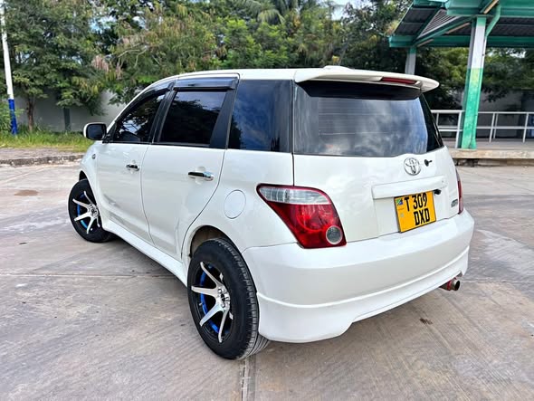 A picture of TOYOTA IST