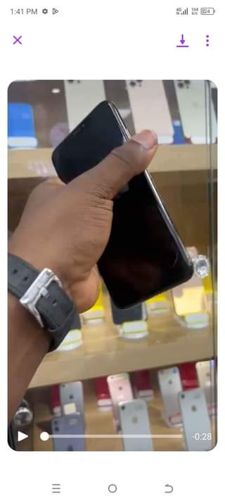 A picture of IPhone XS Max Black Face ID Active