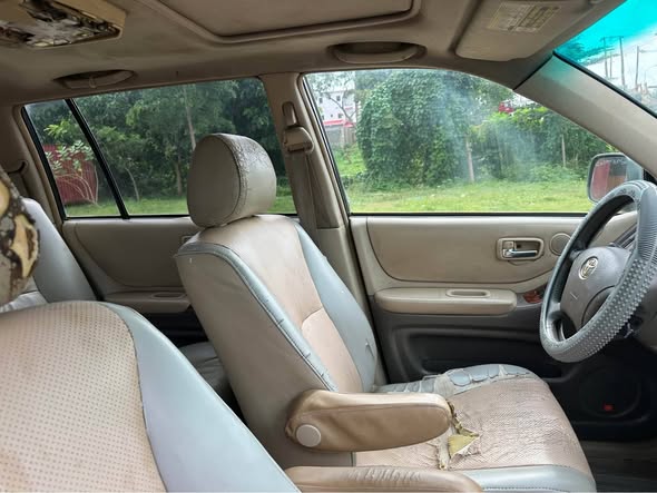 A picture of TOYOTA HIGHLANDER 2005