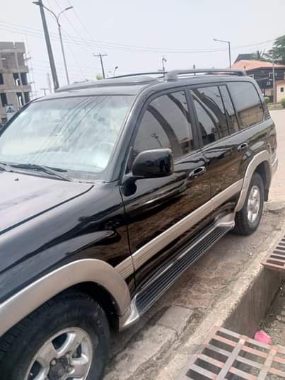 A picture of Toyota land cruiser 2004