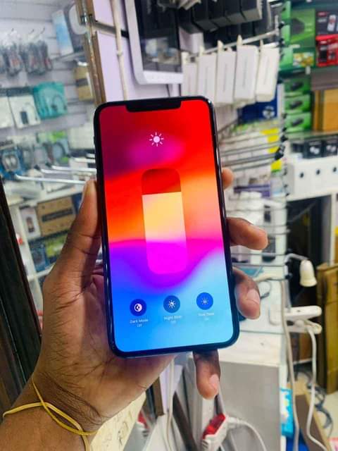 A picture of Iphone 11 plain 64gb 450 000