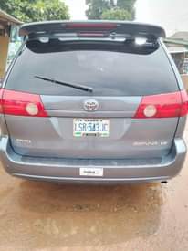 A picture of Toyota sienna 05 location ikorodu odogunyan engine and gear is