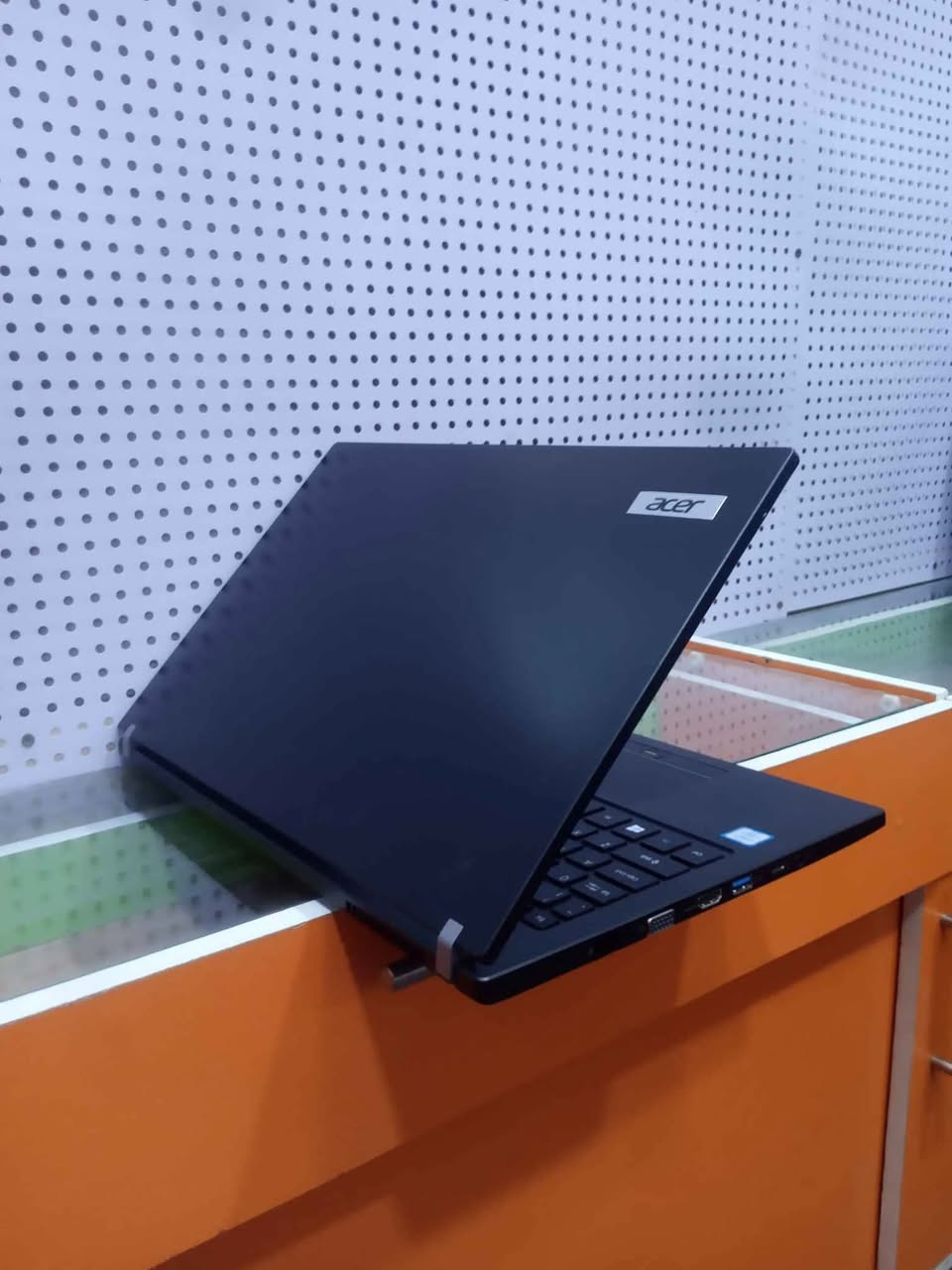 A picture of DIRECT UK USED ACER travelmate p658 INTEL CORE i7 6TH