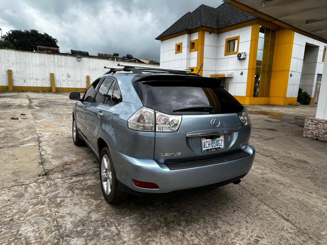 A picture of Lexus Rx330