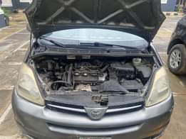 A picture of 06 Toyota sienna Engine and gear Ac needs attention V6