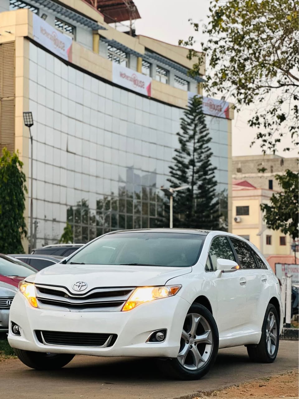 A picture of 2015 Toyota Venze full Option