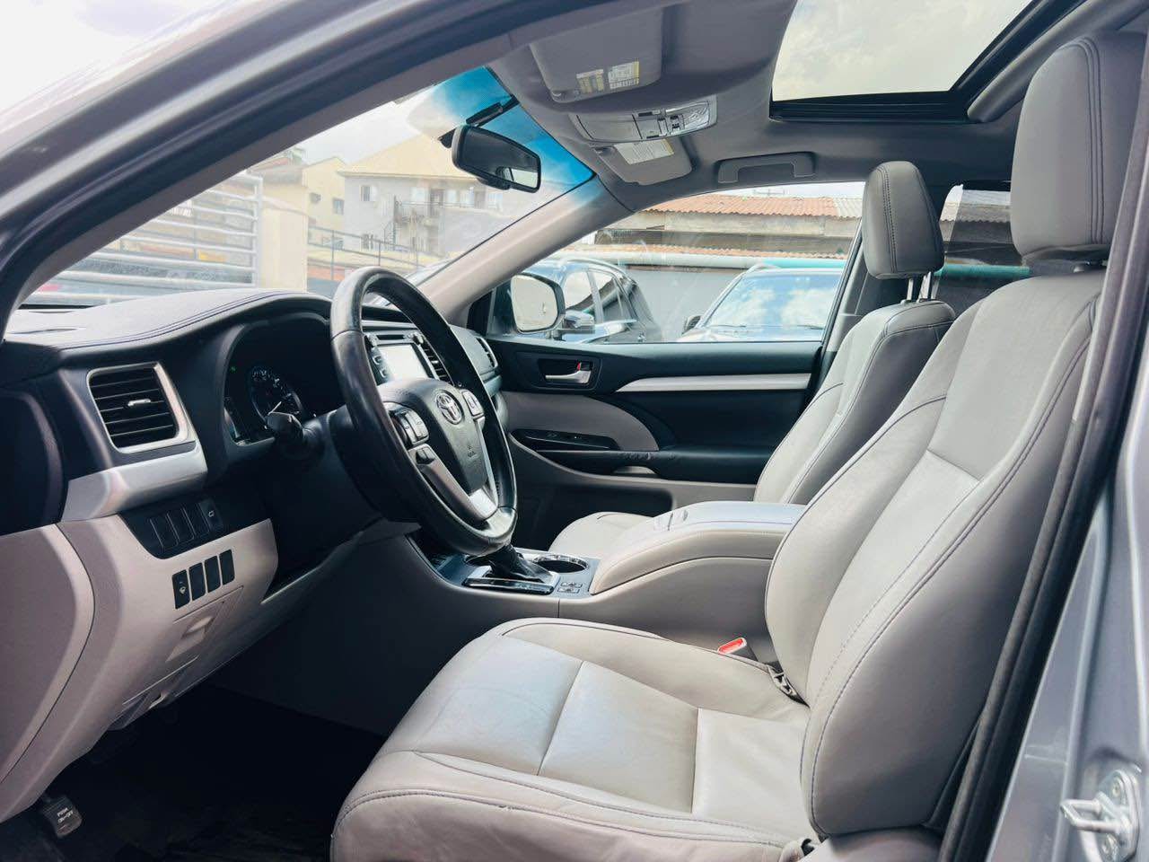 A picture of Foreign used Toyota Highlander 2015 Xle April 2025 entry 31m