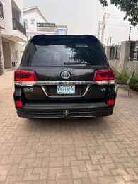 A picture of First body sparkling 2019 Toyota landcruser bought brand new tear