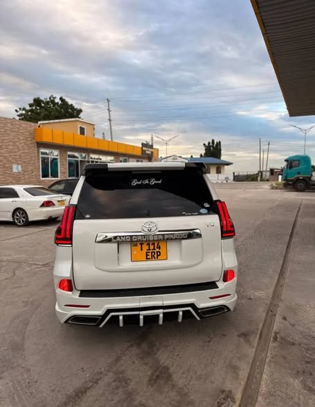 A picture of Landcruiser prado j150 88mil Gari nzurii sanaa 2tr petrol engine