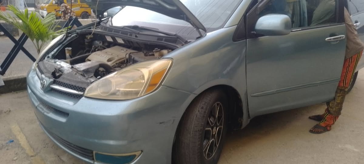 A picture of Toyota sienna 05 pan 08060687579