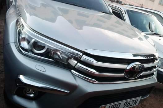 A picture of HILLUX DOUBLE CABIN UBQ MODEL 2017 COLOUR SILVER