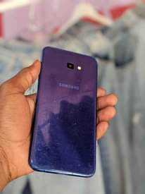 A picture of Samsung J4 gb 32 kipengle vijidoti2 hapo mbele naiuza haina
