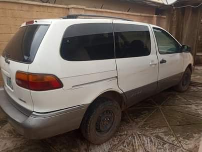 A picture of Toyota Sienna 2000 model 4 sale