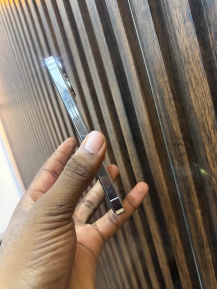 A picture of iPhone 13pro very sharp 128gib with Face ID