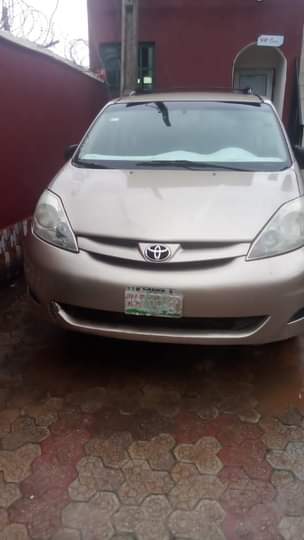A picture of 2006 Toyota sienna tokumbo standard register but barely used as