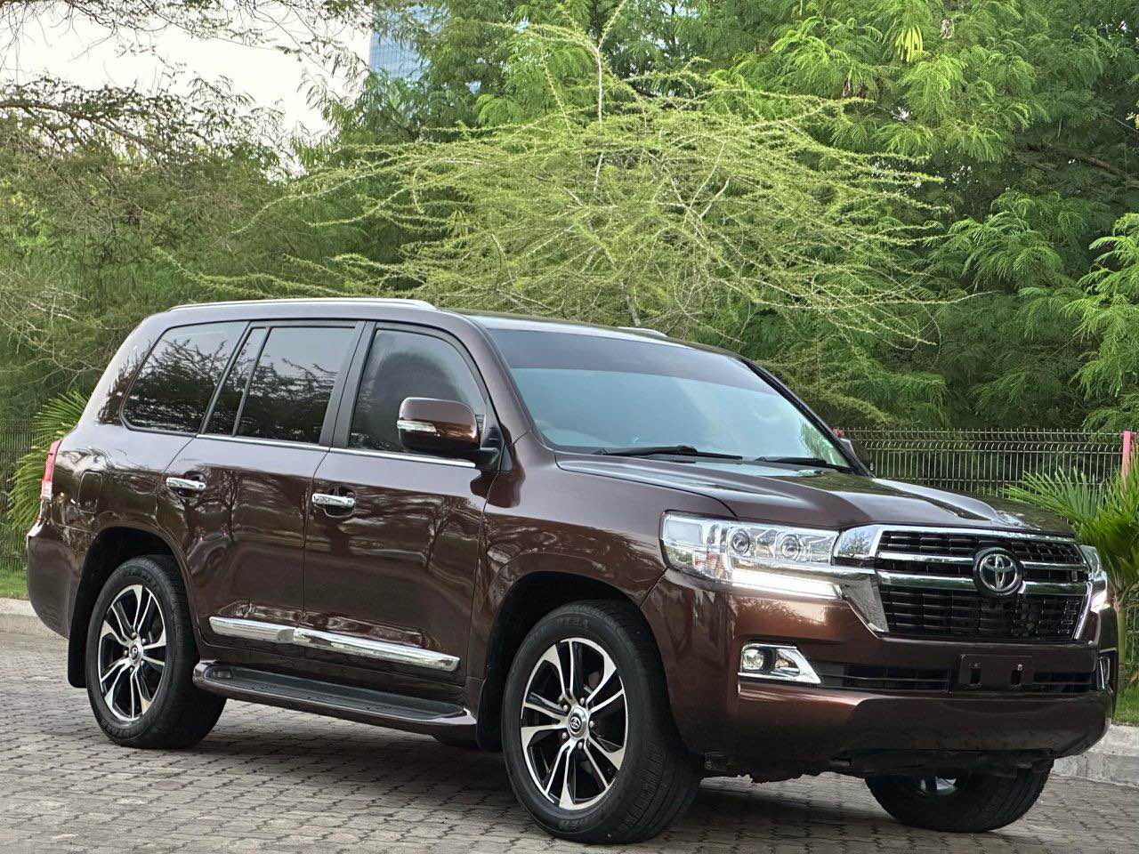A picture of Land Cruiser GXR0759411744 Price 175 Million Fuel Diesel Engine 1Vd