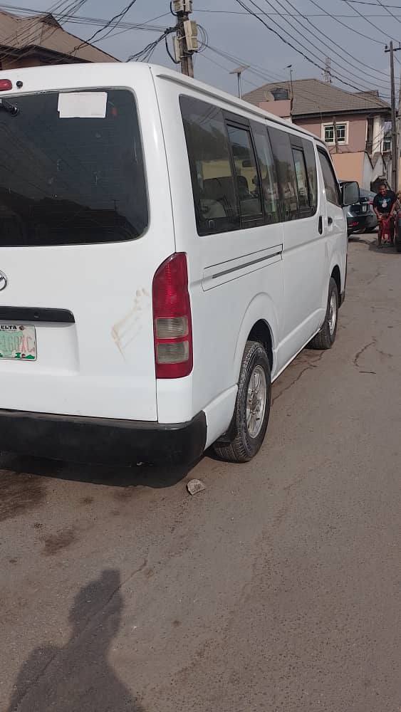 A picture of Automatic 08 Toyota Hiace bus
