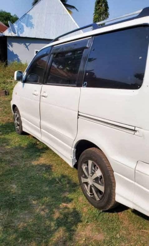 A picture of 2004 Toyota Noah