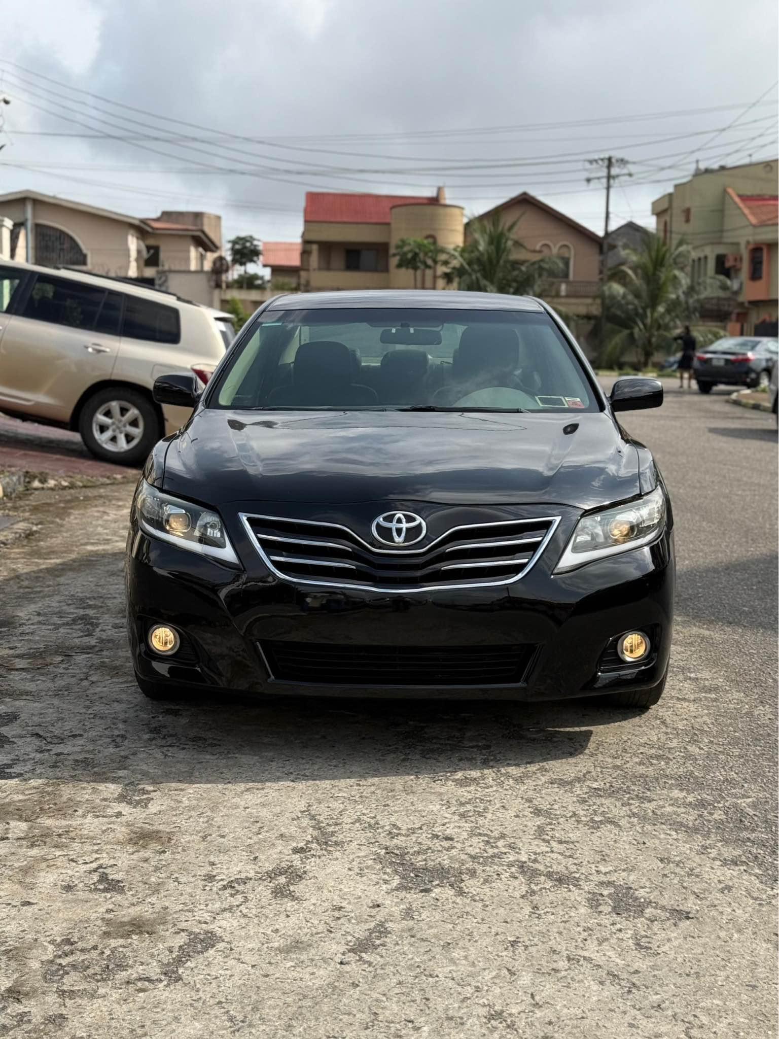 A picture of Neat and affordable Toyota Camry 2011 LE