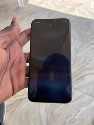 A picture of IPhone XS in good Condition with Face ID