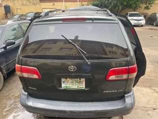 A picture of TOYOTA SIENNA 2000 model