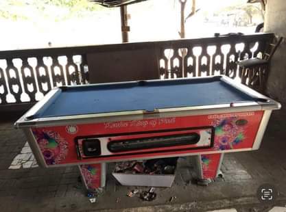 A picture of Pooltable Kama linavyoonekana kazi imenyooka sana na kitambaa nakuwekea kipya