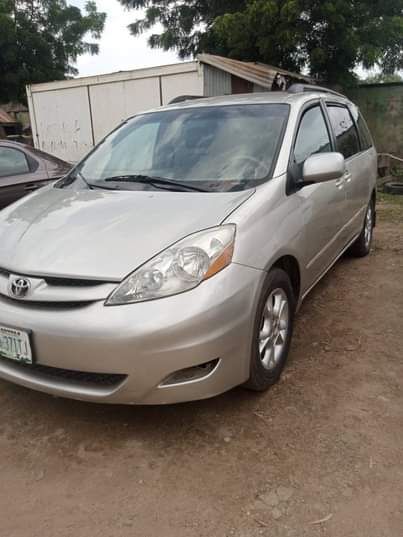 A picture of Neatly Used Toyota Sienna XLE 2006 Model With Untempered Engine