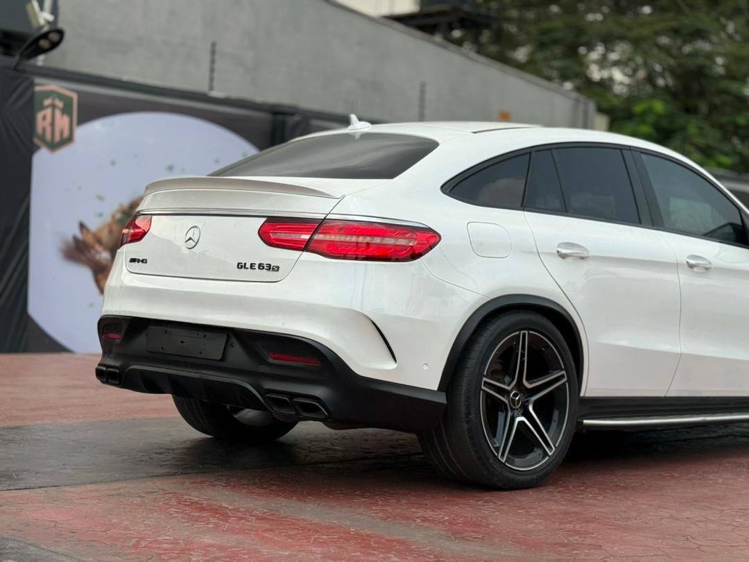 A picture of GLE 450 fully transformed to GLE 63S 47m