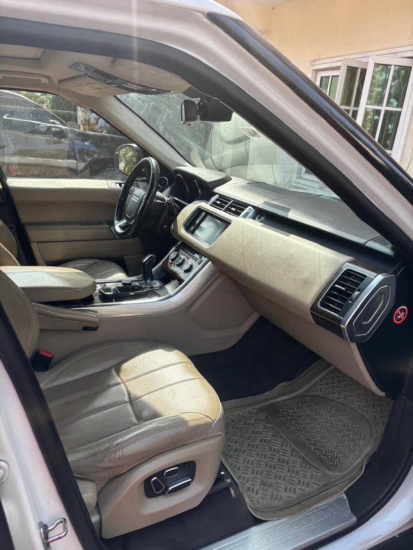 A picture of LAND ROVER RANGE ROVER 2014 WHITE