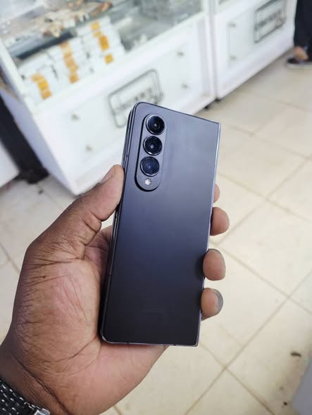 A picture of Samsung galaxy fold 4 5G 256gb 12gbram perfect cameras faulty