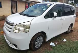 A picture of Toyota Noah 2008