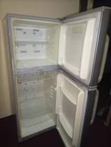 A picture of Samsung fridge double door inagandisha sana na kupoza vzr bei
