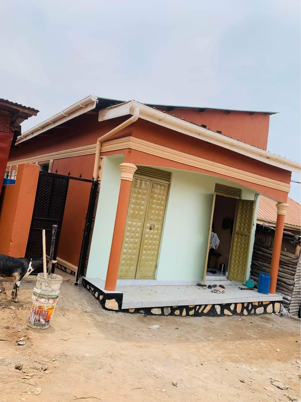 A picture of 6 singles for sell in nansana on a termace road