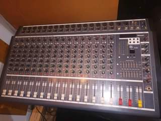 A picture of Amp mixer 16 canals in good condition