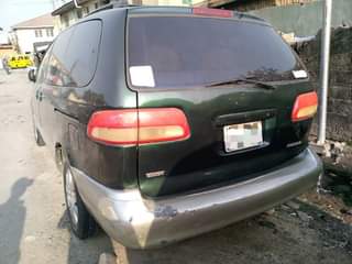 A picture of Toyota Sienna 2000