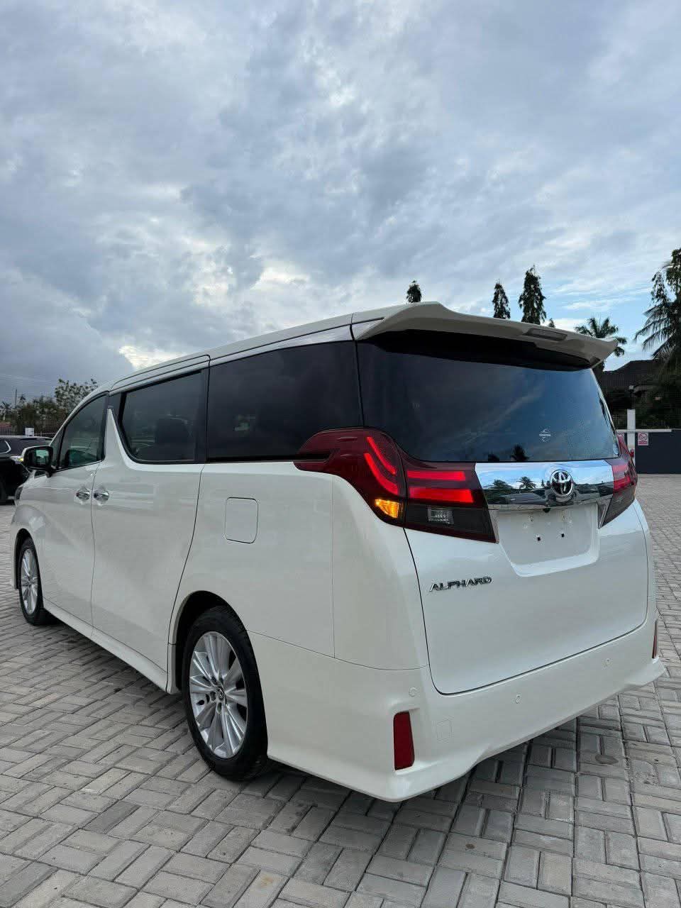 A picture of Toyota alphard