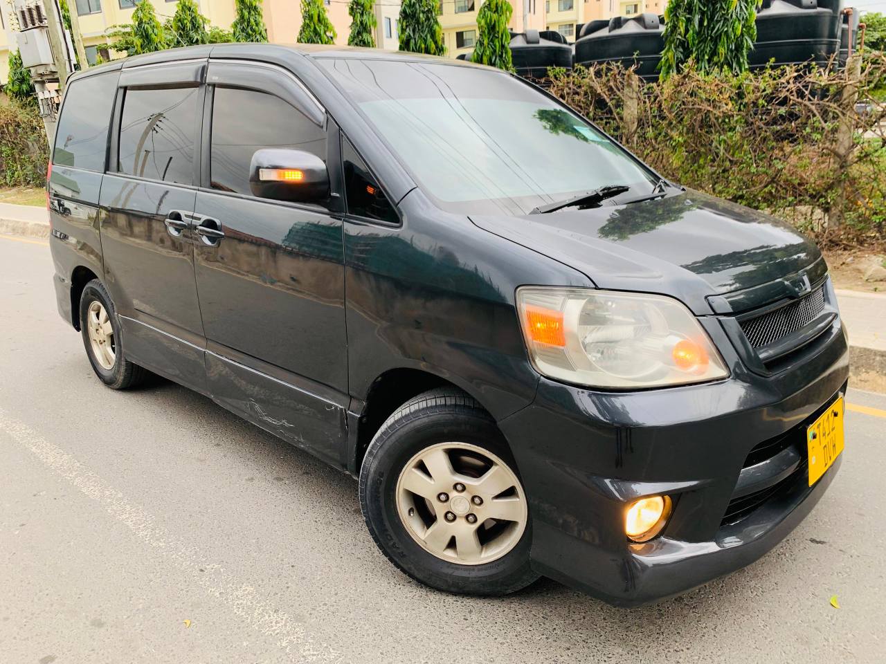 A picture of Toyota Noah new