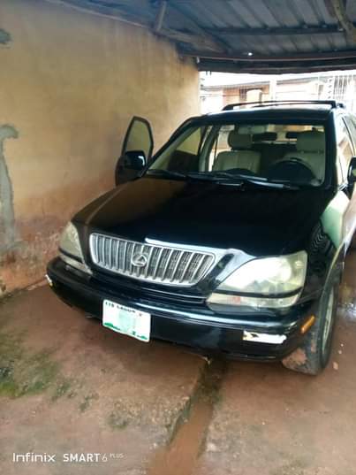 A picture of LEXUS 300 JEEP IN PERFECT WORKING CONDITION WITH CHILLING A