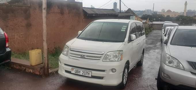 A picture of Toyota noah at only 25m