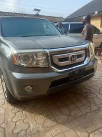 A picture of Honda pilot 2011 model